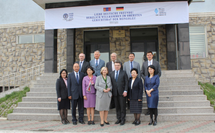 Bayerns Justizminister Bausback trifft sich zu einem Meinungsaustausch  mit den Mitgliedern des Obersten Gerichtsrats der Mongolei
